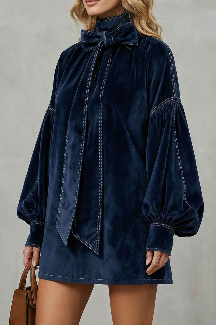 Velourine – Elegante Mini-jurk met Striknek