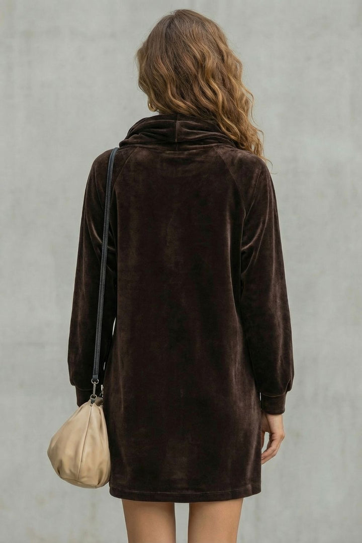 Moréna – Fluwelen Drapeergemak – Mini-jurk met Col