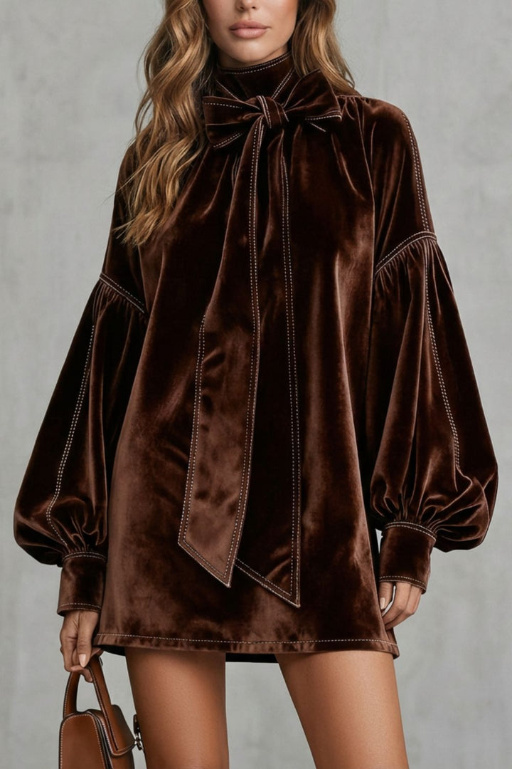 Velourine – Elegante Mini-jurk met Striknek