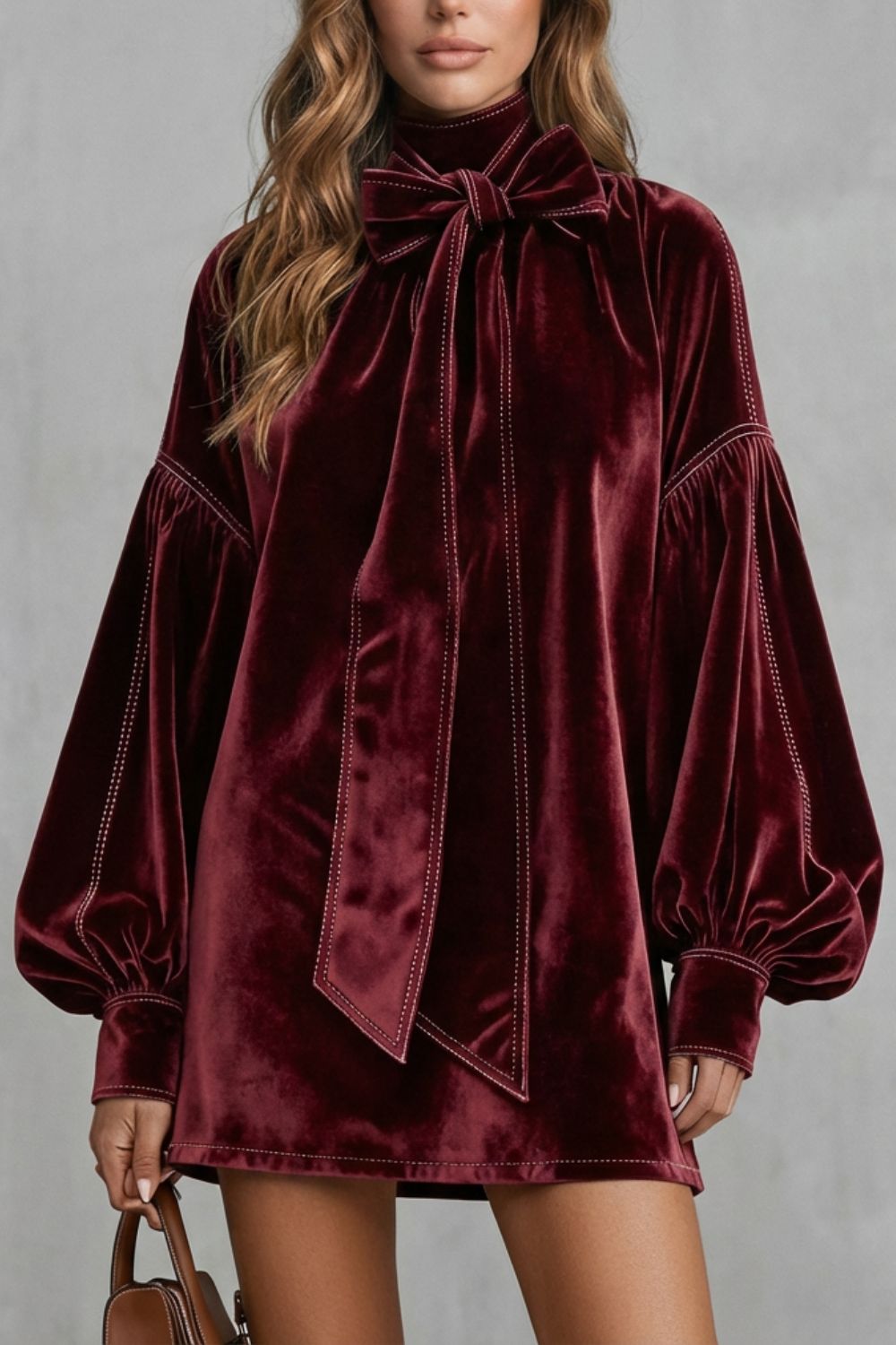 Velourine – Elegante Mini-jurk met Striknek